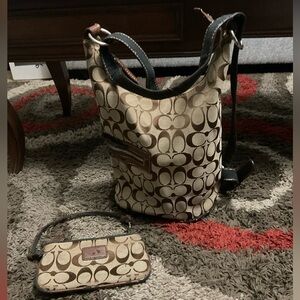 Vintage women’s Coach Tan and Brown Signature Shoulder hobo Bag purse & wallet